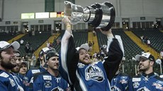 Tak vypadá pohár pro vítěze ECHL - Kelly Cup. Tak vypadá pohár pro vítěze ECHL - Kelly Cup.