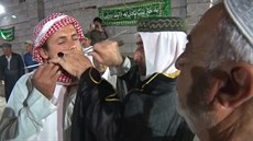 Muslimská sekta si propichuje těla Muslimská sekta si propichuje těla