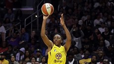 Nneka Ogwumikeová z Los Angeles Sparks pi tíbodovém pokusu