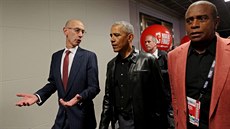 Bývalý americký prezident Barack Obama (uprosted) míí na finále NBA v...