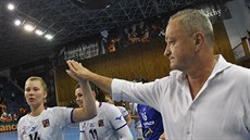 Trenér českých házenkářek děkuje Kamile Kordovské. Trenér českých házenkářek děkuje Kamile Kordovské.