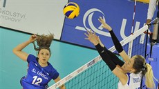 Česká volejbalistka Michaela Mlejnková (vlevo) a Daria Drozdová z Ukrajiny v... Česká volejbalistka Michaela Mlejnková (vlevo) a Daria Drozdová z Ukrajiny v...