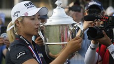 Korejská golfistka I Čong-un líbá trofej pro vítězku US Open v Charlestonu. Korejská golfistka I Čong-un líbá trofej pro vítězku US Open v Charlestonu.