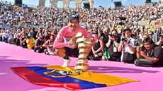 Ekvádorec Richard Carapaz pózuje s trofejí pro vítěze cyklistického závodu Giro... Ekvádorec Richard Carapaz pózuje s trofejí pro vítěze cyklistického závodu Giro...