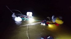 Bouře na Nových Mlýnech potopila loď, na místě zasahovala Vodní záchranná... Bouře na Nových Mlýnech potopila loď, na místě zasahovala Vodní záchranná...