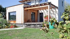 Šikovně řešenou terasou se povedlo opticky zakrýt stávající studnu, která... Šikovně řešenou terasou se povedlo opticky zakrýt stávající studnu, která...