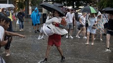 Blesky ozaují veerní oblohu.