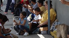 Migranti ze Střední Ameriky čekají na legální vstup do Mexika v Guatemale. (6.... Migranti ze Střední Ameriky čekají na legální vstup do Mexika v Guatemale. (6....