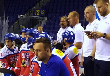 Stídaka eských hokejbalist sleduje duel s USA.