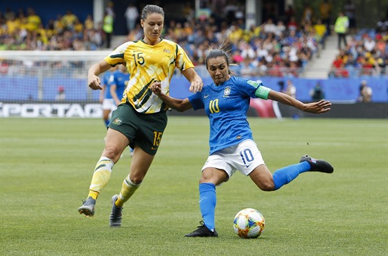 Brazilská fotbalistka Marta stílí pes australskou soupeku Emily Gielnikovou.