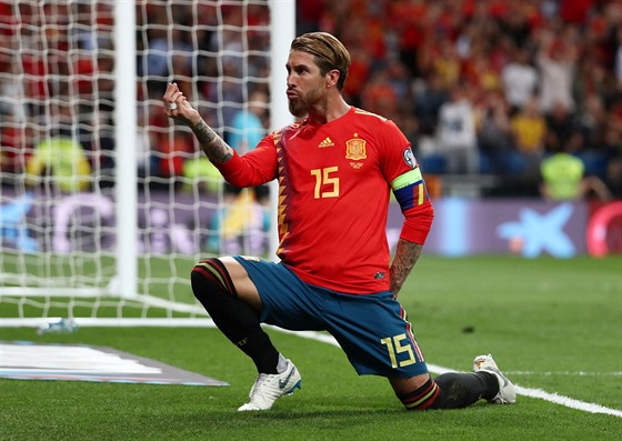 panlský kapitán Sergio Ramos slaví branku do sít védska.