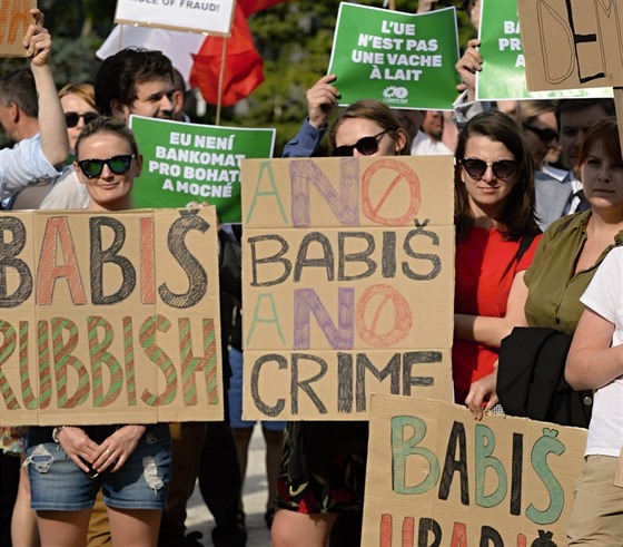 Asi dv stovky peván eských oban protestovaly v Bruselu u budovy Evropské...