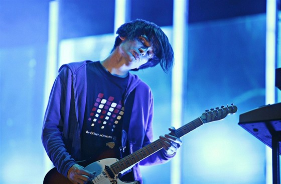 Kytarista Jonny Greenwood z Radiohead si na praský koncert oblékl triko s...