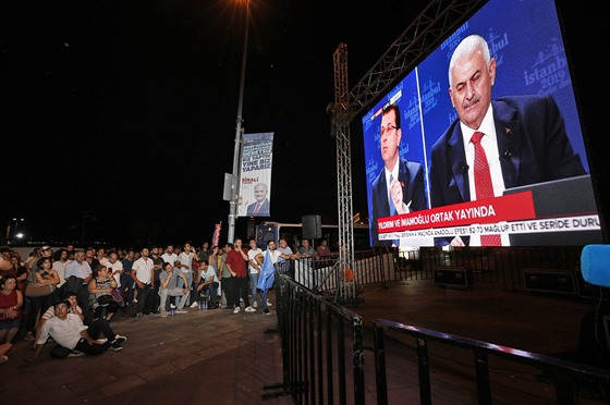 Turci sledují debatu kandidát o post istanbulského primátora. Usiluje o nj...
