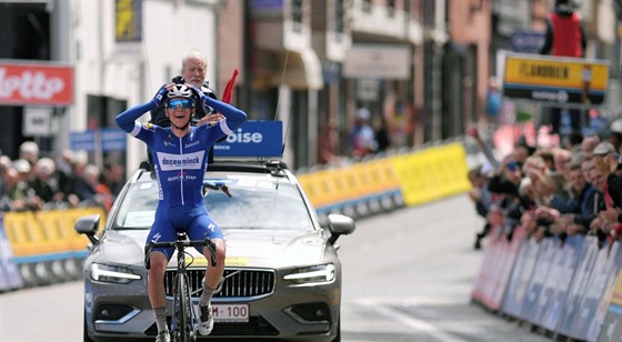 PRVN TRIUMF. Remco Evenepoel slav prvn vtzstv mezi profesionly. Vyhrl...