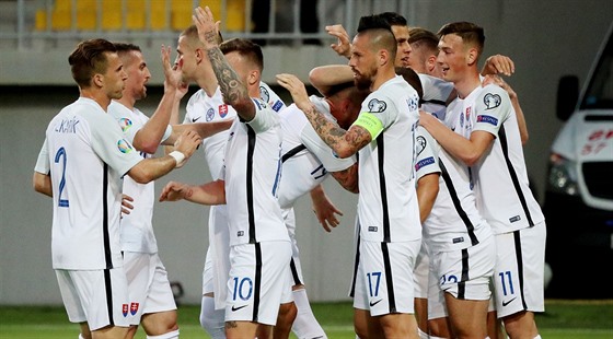 Sloventí fotbalisté se radují z gólu v duelu v Ázerbájdánu.