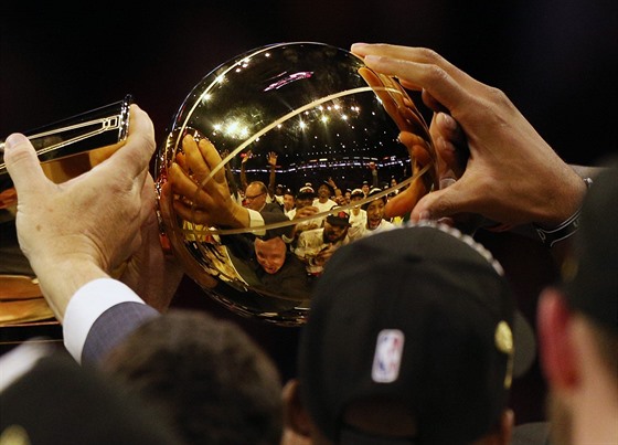 Basketbalisté Toronto Raptors slaví s Larry O'Brien Championship Trophy...