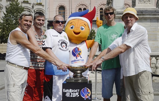 Jií Áda Pospíil (tetí zleva) se s dalími legendami brnnského basketbalu...