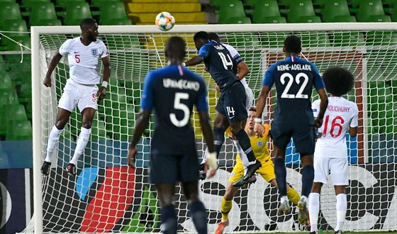 Francouzský fotbalista Jonathan Bamba (v modrém ve výskoku) hlavikuje ped...