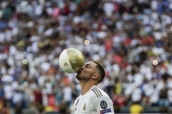 Eden Hazard líbá balon bhem slavnostního pedstavení v Realu Madrid.