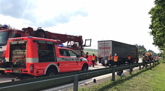 Pi nehod na D1 zemeli dva lidé, kolona mí devt kilometr (10. ervna....