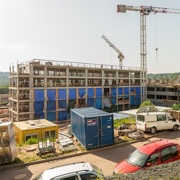 V Oblastní nemocnici v Náchod dlníci budují dv nové budovy (11. 6. 2019).