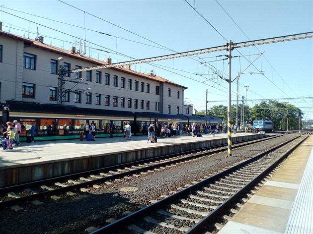 U dopravce Leo expres je prakticky pravidlem, že vlak přijede opožděn, pak následuje servisní úklid, lidé stojí na slunečním žáru bez laviček na nekrytém nástupišti, po delší době po vyzvání nastoupí a vlak odjíždí zpožděný. Je to zaviněno prudkými obraty