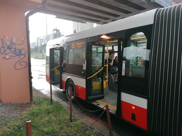 Tento mladý řidič autobusu 125 by se nad sebou měl zamyslet jak nezodpovědně vykonává svou práci.