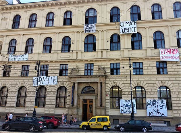 Na budově UMPRUM se to hemží transparenty k tématu klimatické krize.