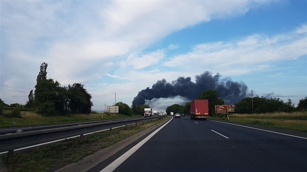 hořící budova Faurecie v Bezděčíně u Mladé Boleslavi