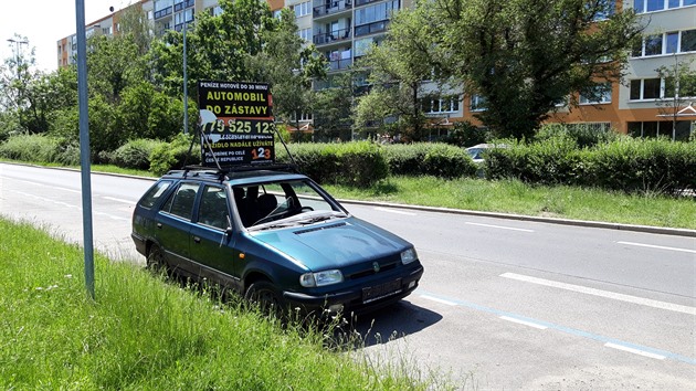 Autovrak jako nosič reklamy. Ulice Na Strži v Praze 4-Krči.