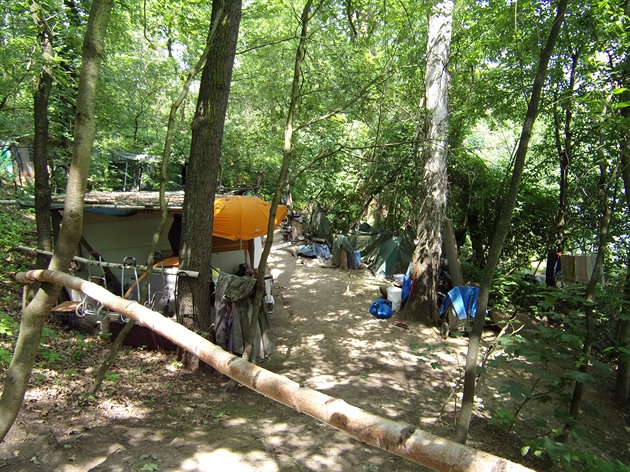 Už roky fungující camp bezdomovců u hostivařské přehrady.