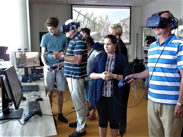 Czech VR Fest 2019, to je další ročník workshopů pro veřejnost i odborníky o budoucnosti virtuálního světa. Pořadatel akce pozval i seniory a dnes celé dopoledne na praktických příkladech jim předvedl, jak pomůže virtuální realita zlepšit život seniorům.