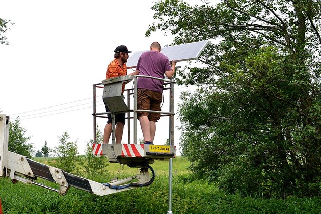 Napájení zajiuje solární panel.