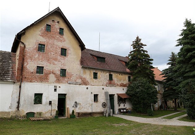 Jan Chmel vybudoval pivovar v bývalém chlév, trvalo mu to dva roky.