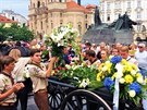 Lidé se dnes přišli rozloučit se spisovatelem Jiřím Stránským. Po ukončení mše vyrazil smuteční průvod přes Staroměstské náměstí.
Lidé se dnes přišli rozloučit se spisovatelem Jiřím Stránským. Po ukončení mše vyrazil smuteční průvod přes Staroměstské náměstí.