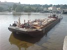 Zasílám foto lodi s opracovanými díly mariánského sloupu, která v úterý v 17.30 doplula z východočeského kraje do Prahy ke Karlovu mostu. Zasílám foto lodi s opracovanými díly mariánského sloupu, která v úterý v 17.30 doplula z východočeského kraje do Prahy ke Karlovu mostu.
