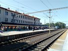 U dopravce Leo expres je prakticky pravidlem, že vlak přijede opožděn, pak následuje servisní úklid, lidé stojí na slunečním žáru bez laviček na nekrytém nástupišti, po delší době po vyzvání nastoupí a vlak odjíždí zpožděný. Je to zaviněno prudkými obraty U dopravce Leo expres je prakticky pravidlem, že vlak přijede opožděn, pak následuje servisní úklid, lidé stojí na slunečním žáru bez laviček na nekrytém nástupišti, po delší době po vyzvání nastoupí a vlak odjíždí zpožděný. Je to zaviněno prudkými obraty