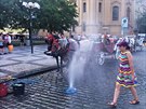 V horkých letních dnech mají koně na Staroměstském náměstí možnost osvěžení vodou z hadice. Studenou vodou nepohrdnou ani kolemjdoucí.
V horkých letních dnech mají koně na Staroměstském náměstí možnost osvěžení vodou z hadice. Studenou vodou nepohrdnou ani kolemjdoucí.