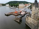 V těchto dnech probíhá odstraňování starých dřevěných zátaras na Vltavě u Karlova mostu které dříve chránily most před ledem. V těchto dnech probíhá odstraňování starých dřevěných zátaras na Vltavě u Karlova mostu které dříve chránily most před ledem.