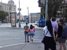Kudy se na tu stezku pro chodce dostaneme? Turisté jsou zmateni, přebíhají ve velkém tříproudou Severojižní magistrálu ........ K čemu takto umístěná značka ?
Kudy se na tu stezku pro chodce dostaneme? Turisté jsou zmateni, přebíhají ve velkém tříproudou Severojižní magistrálu ........ K čemu takto umístěná značka ?