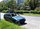 Autovrak jako nosič reklamy. Ulice Na Strži v Praze 4-Krči. Autovrak jako nosič reklamy. Ulice Na Strži v Praze 4-Krči.