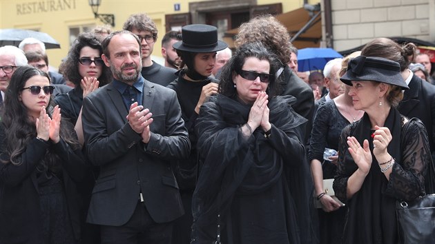 Rozloučit se s Jiřím Stráským přišli dcera Klára Formanová, vnučka Antonie... Rozloučit se s Jiřím Stráským přišli dcera Klára Formanová, vnučka Antonie...
