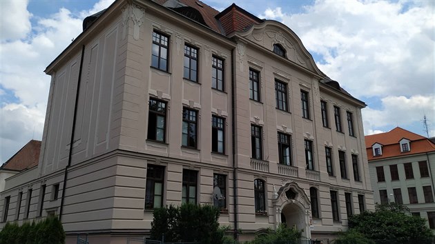 Základní škola stojí v Dukelské ulici v centru Českých Budějovic. Základní škola stojí v Dukelské ulici v centru Českých Budějovic.