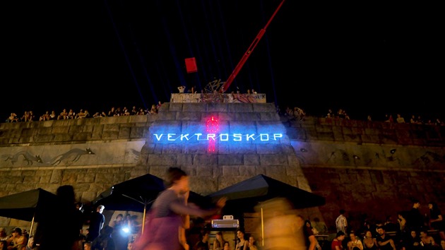 V prostoru Divadla Archa v Praze se setkají umělci posedlí experimentováním s... V prostoru Divadla Archa v Praze se setkají umělci posedlí experimentováním s...