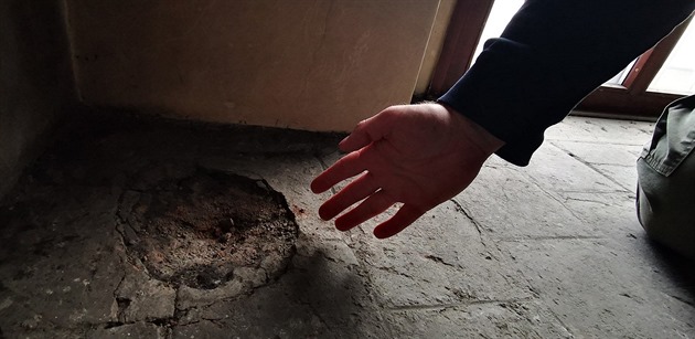 Stopy po výbuchu granátu, který podle dostupných indícií smrtelně zranil Jana... Stopy po výbuchu granátu, který podle dostupných indícií smrtelně zranil Jana...