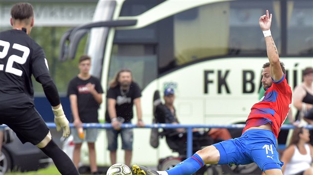 Jakub Dvořák (vlevo) ze Sokolova se chystá na pokus Radima Řezníka z Plzně. Jakub Dvořák (vlevo) ze Sokolova se chystá na pokus Radima Řezníka z Plzně.