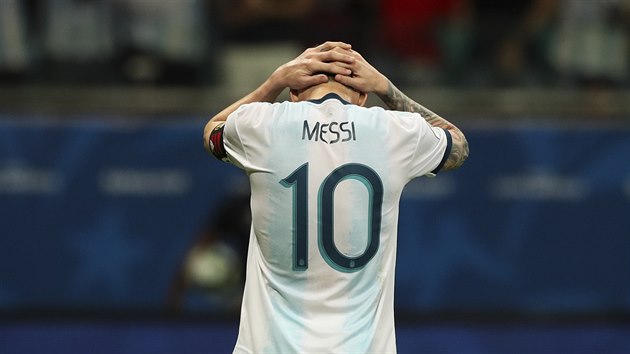 Argentinský kapitán Lionel Messi lituje spálené šance. Argentinský kapitán Lionel Messi lituje spálené šance.