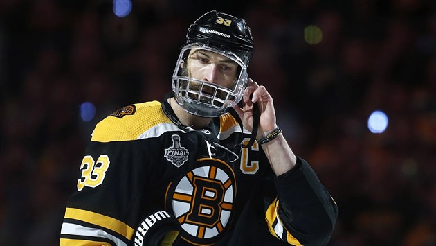 Bostonský obránce Zdeno Chára nastoupil kvůli zlomené čelisti do posledních tří... Bostonský obránce Zdeno Chára nastoupil kvůli zlomené čelisti do posledních tří...