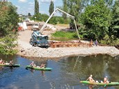 Stavba mostu I/20 v Doubí na místě původního mostu, který byl kvůli špatnému... Stavba mostu I/20 v Doubí na místě původního mostu, který byl kvůli špatnému...